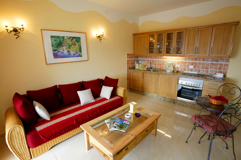 Suite Estrella auf der Finca Vista Gomera Wohnzimmer mit Küchenzeile