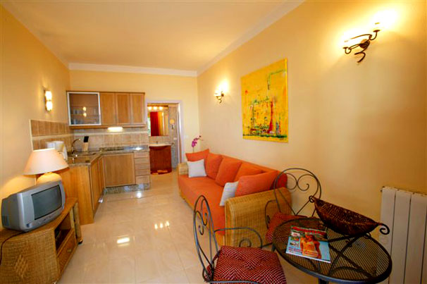 Suite Sol auf der Finca Vista Gomera Wohnzimmer mit Küchenbereich