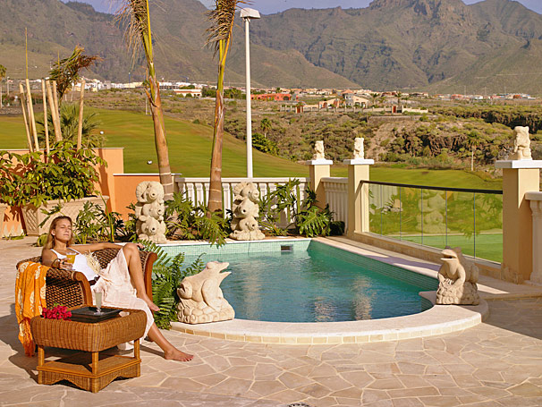 Royal Garden Villas am Campo de Golf Adeje Aussenbereich mit Pool und Blick auf den Golfplatz und die Berge